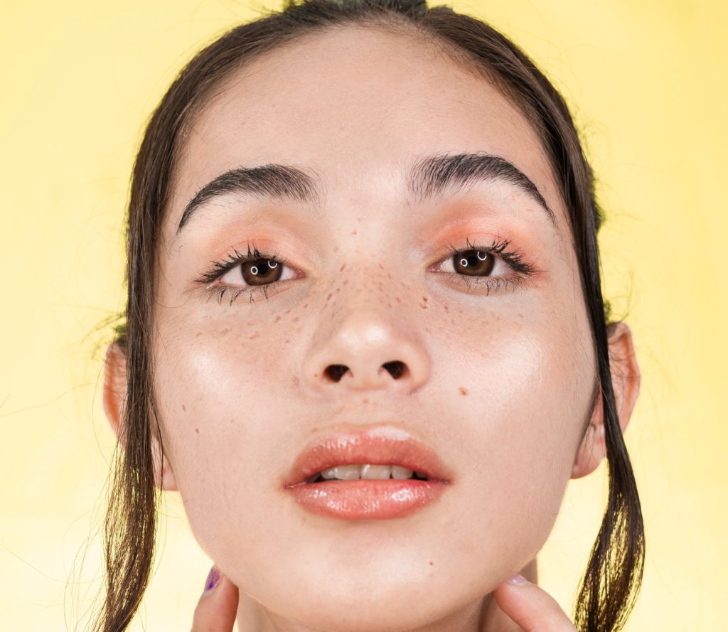 Spring beauty trend 2021 faux freckles